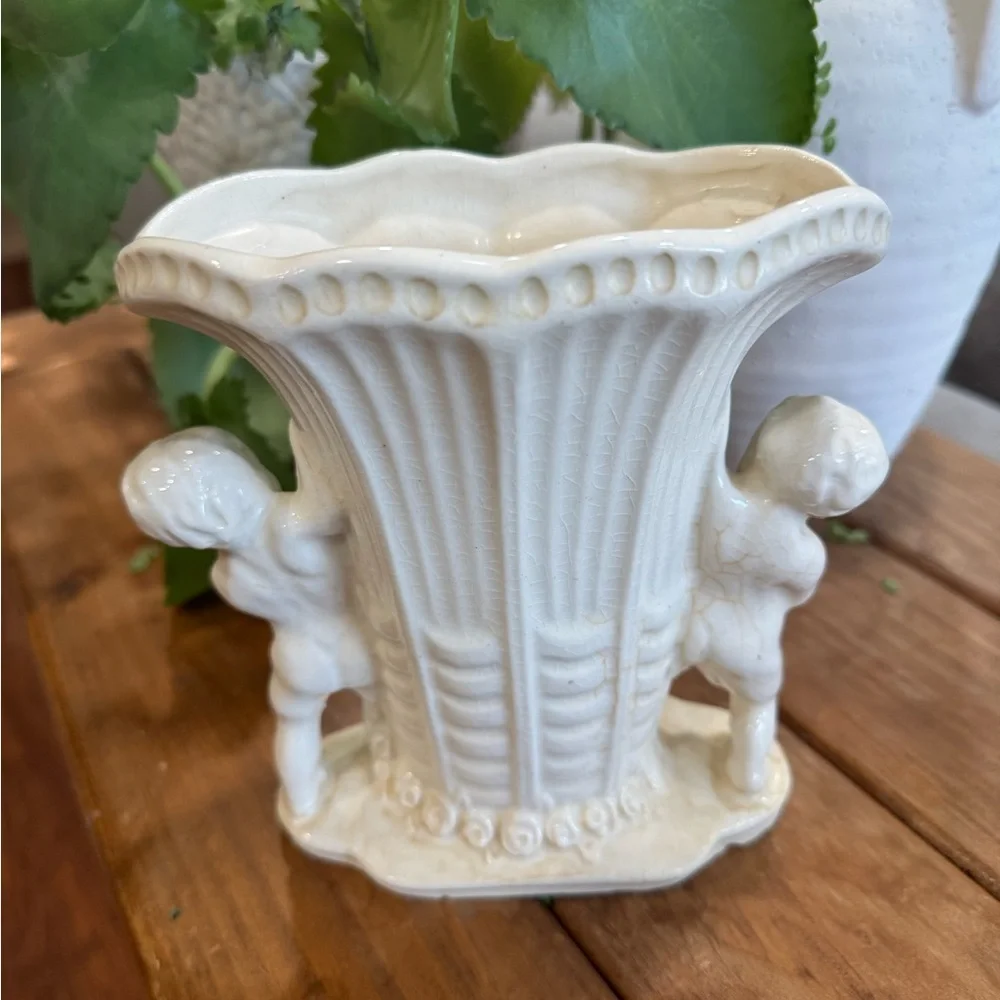Antique English-like Ironstone‎ Elegant Cream Ceramic Vase with Cherub Design